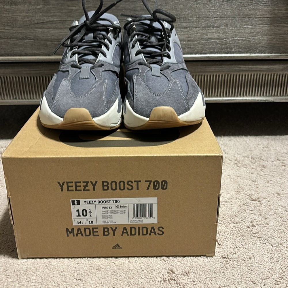 Yeezy 700 Magnet - Picture 2 of 3